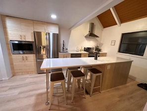 Refrigerador, microondas, horno y parrilla de estufa 