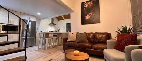 Smart TV, fireplace, stereo