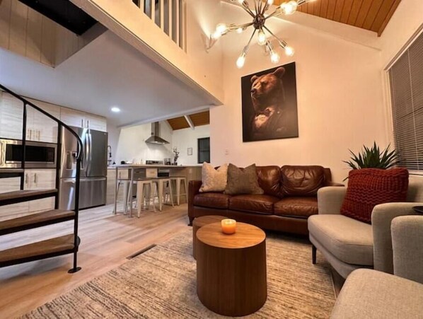 Smart TV, chimenea y estéreo 