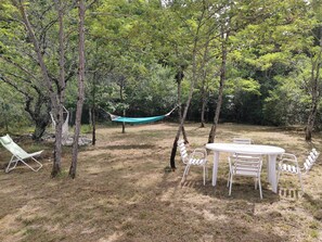 Outdoor dining - Cottage 'Bergerie Piscine Privée, Jacuzzi' with Private Pool, Private Terrace and Wi-Fi (Montcuq-en-Quercy-Blanc)