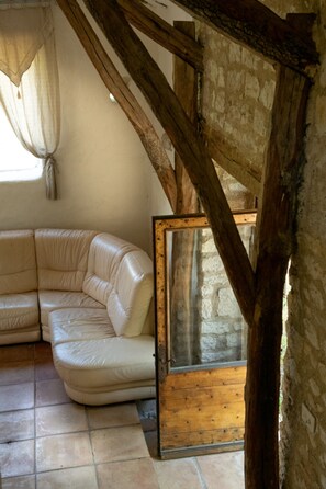 TV - Cottage 'Bergerie Piscine Privée, Jacuzzi' with Private Pool, Private Terrace and Wi-Fi (Montcuq-en-Quercy-Blanc)