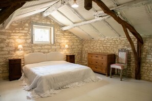 2 habitaciones, escritorio, tabla de planchar con plancha y wifi gratis 