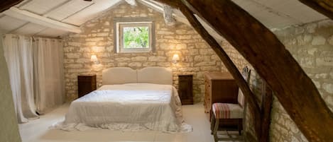 2 soverom, skrivebord, strykejern/-brett og wi-fi (inkludert)