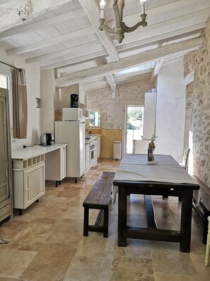 Kylskåp, mikrovågsugn, ugn och spishäll