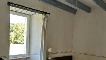 2 habitaciones, escritorio, tabla de planchar con plancha y wifi gratis