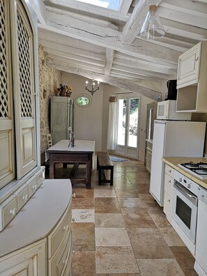 Kylskåp, mikrovågsugn, ugn och spishäll