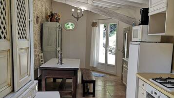 Refrigerador, microondas, horno y parrilla de estufa