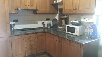 Réfrigérateur, micro-ondes, four, cafetiÚre/bouilloire