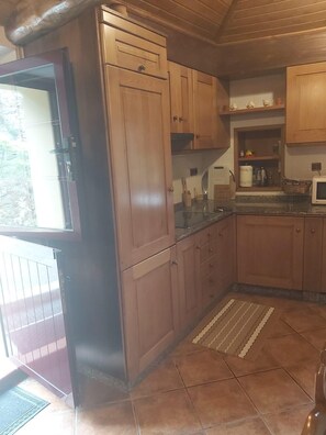 Fridge, microwave, oven, coffee/tea maker