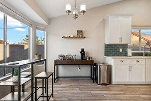 Refrigerador, microondas, lavavajillas, mesa de comedor