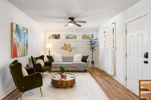 TV - 10 min to Downtown + Park Circle (North Charleston)