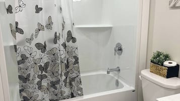 SĂšche-cheveux, serviettes fournies, savon, shampoing