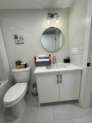 Sèche-cheveux, serviettes fournies, savon, shampoing