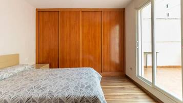 3 slaapkamers, een bureau, een strijkplank/strijkijzer, reisbedje