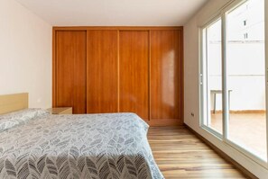 3 habitaciones, escritorio y tabla de planchar con plancha 