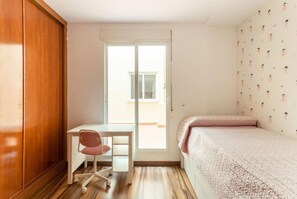 3 soverom, skrivebord, strykejern/-brett og reiseseng for barn