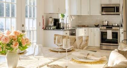 10 minutes to the theme Beach! Family-sized house with a back deck.