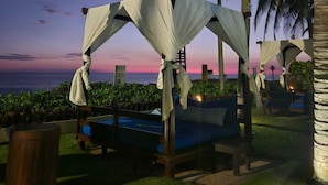 A beachside cabana with a view of the ocean at sunset. - Los Cabos Monterrico byLAurora Inn (Taxisco)