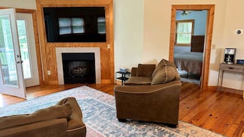 Smart TV, fireplace, stereo