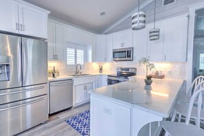 Fridge, microwave, oven, stovetop - 096 Gulf Loop  -3 Bedroom  - Includes Golf Cart & Wifi  - 2 Pools (Panama City Beach)