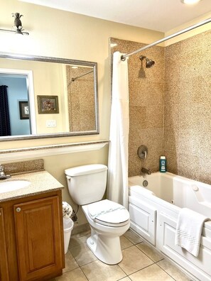 Bubbelbadkar, hårtork, handdukar och tvål