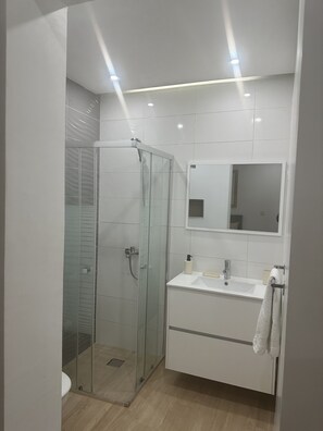 Shower, hair dryer, towels, soap - Ocean Mirror Ãpartment in Praia
Coastal luxury with sea view and 3 bedroom (Praia)