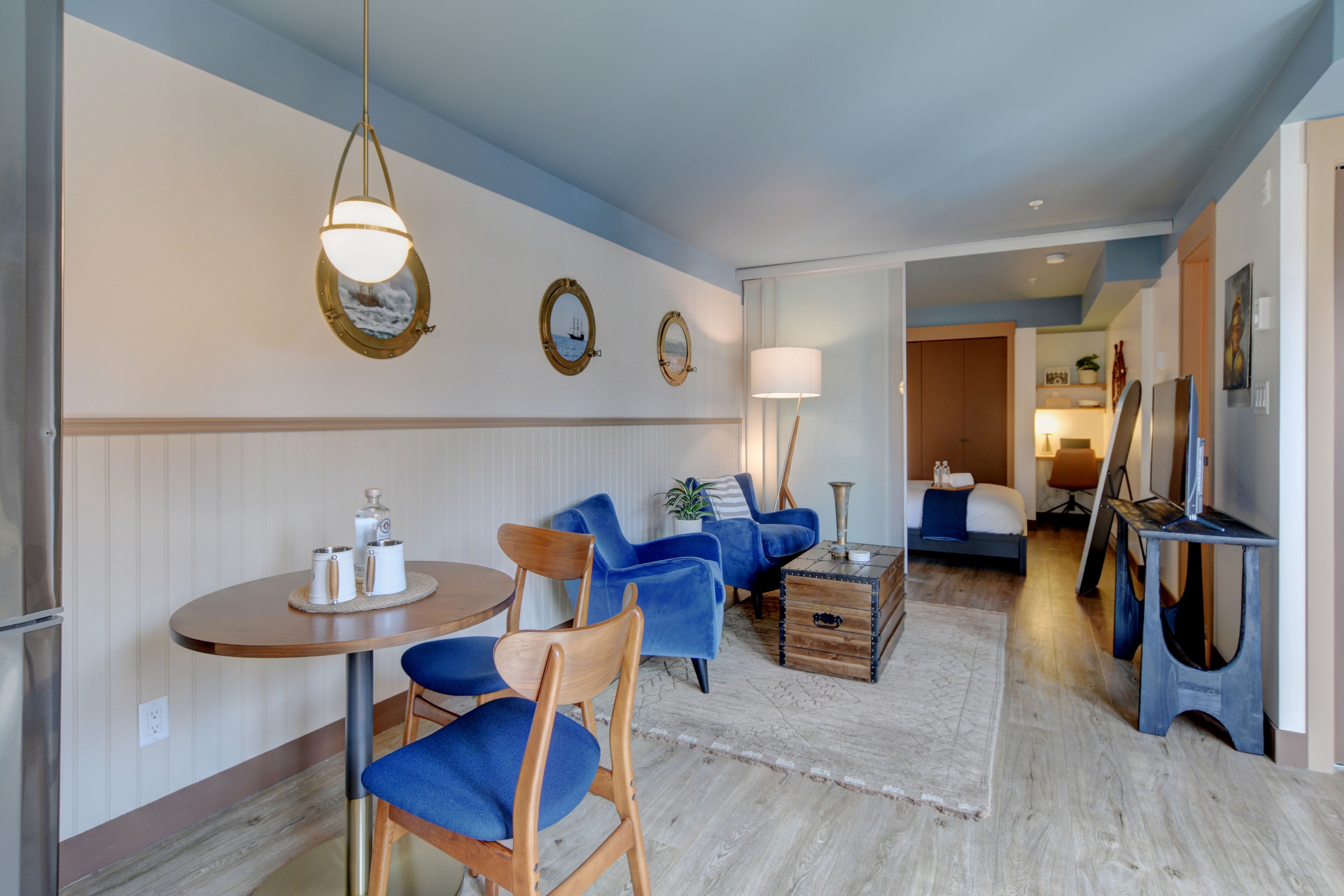 1 chambre, décoration personnalisée, ameublement personnalisé, bureau