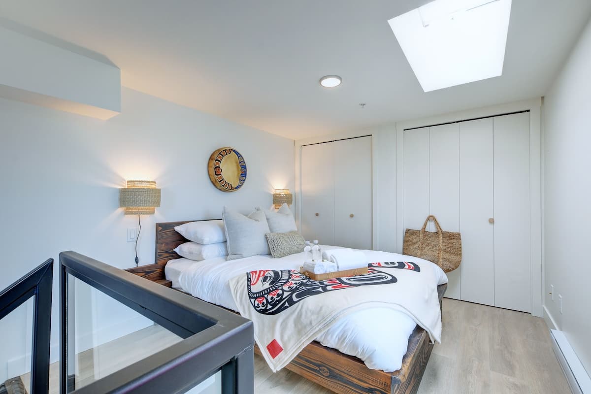 1 habitación, decoración personalizada, muebles diferentes y escritorio