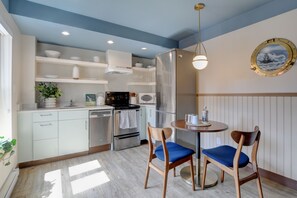 ดีลักซ์อพาร์ทเมนท์ | ครัวส่วนตัว | ตู้เย็นขนาดใหญ่, ไมโครเวฟ, เตาอบ, เตาประกอบอาหาร
