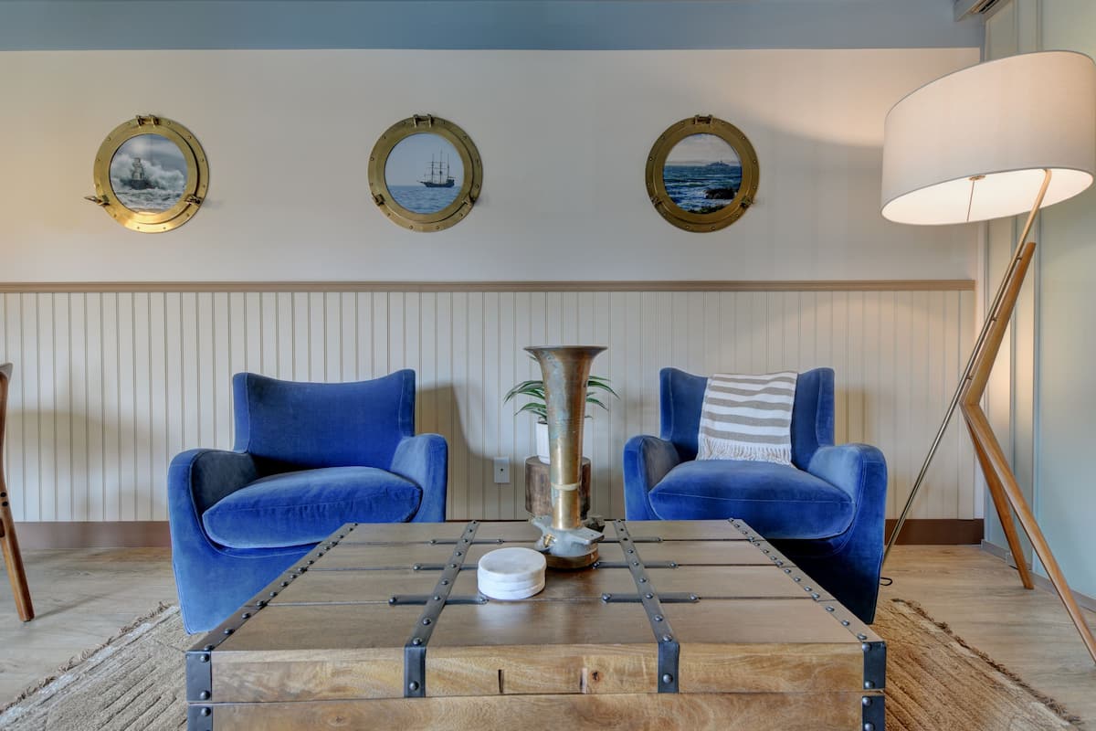 1 habitación, decoración personalizada, muebles diferentes y escritorio