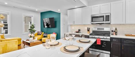 Geladeira, micro-ondas, fogão, cooktop