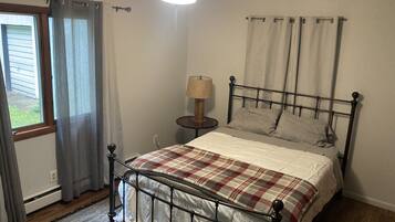 4 bedrooms, iron/ironing board, free WiFi, bed sheets