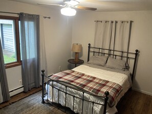 4 bedrooms, iron/ironing board, free WiFi, bed sheets