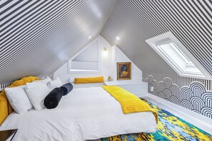 3 slaapkamers, een bureau, een strijkplank/strijkijzer, reisbedje