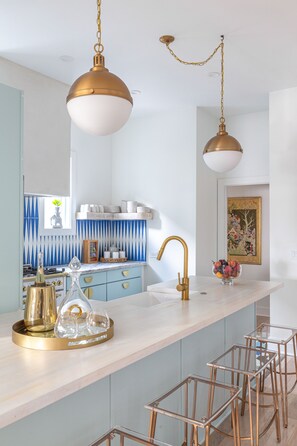 Fridge, microwave, oven, stovetop - 4000 sq ft Magical Midtown Quad, the ultimate hub for unforgettable Atlanta adventures! (Atlanta)