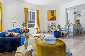 Smart TV, offices, computer monitors - Stylish Midtown 1BR + Office with Private Screened Patio (Atlanta)