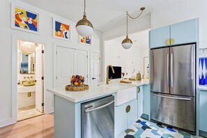 Hair dryer, towels - Stylish Midtown 1BR + Office with Private Screened Patio (Atlanta)