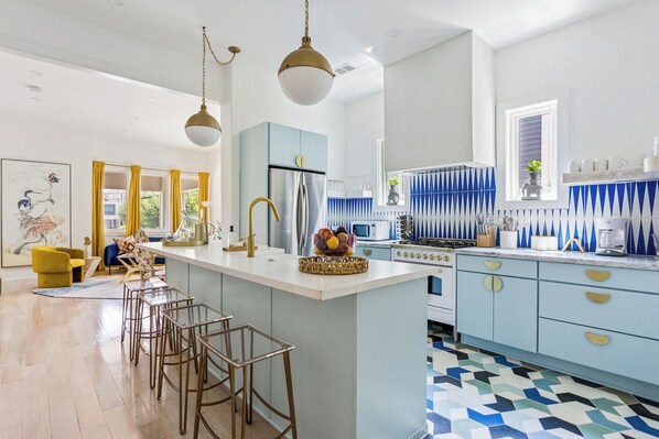 Fridge, microwave, oven, stovetop - Stylish Midtown 1BR + Office with Private Screened Patio (Atlanta)