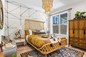 1 bedroom, desk, iron/ironing board, travel cot - Stylish Midtown 1BR + Office with Private Screened Patio (Atlanta)