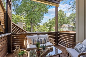 Property grounds - Stylish Midtown 1BR + Office with Private Screened Patio (Atlanta)