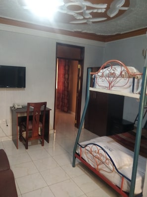 Habitación triple familiar, 2 habitaciones | Camas supletorias