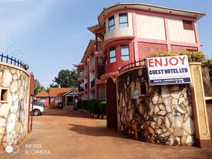 Property entrance - Enjoy Guest Hotel (Jinja)
