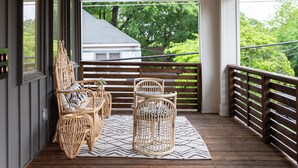 A wooden deck with wicker chairs and a patterned rug. - Fully Furnished | Fast Wi-Fi | Midterm Stays Welcome (Atlanta)