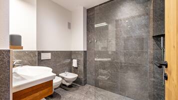 Douche, sĂšche-cheveux, serviettes fournies