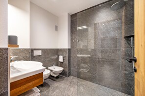 Douche, sèche-cheveux, serviettes fournies