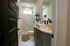 Shower, hair dryer, towels, soap - cozy 1 bdrm duplex sleeps 3 / walk to Cooper Young (Memphis)