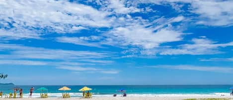 Pantai di sekitar dan pasir putih