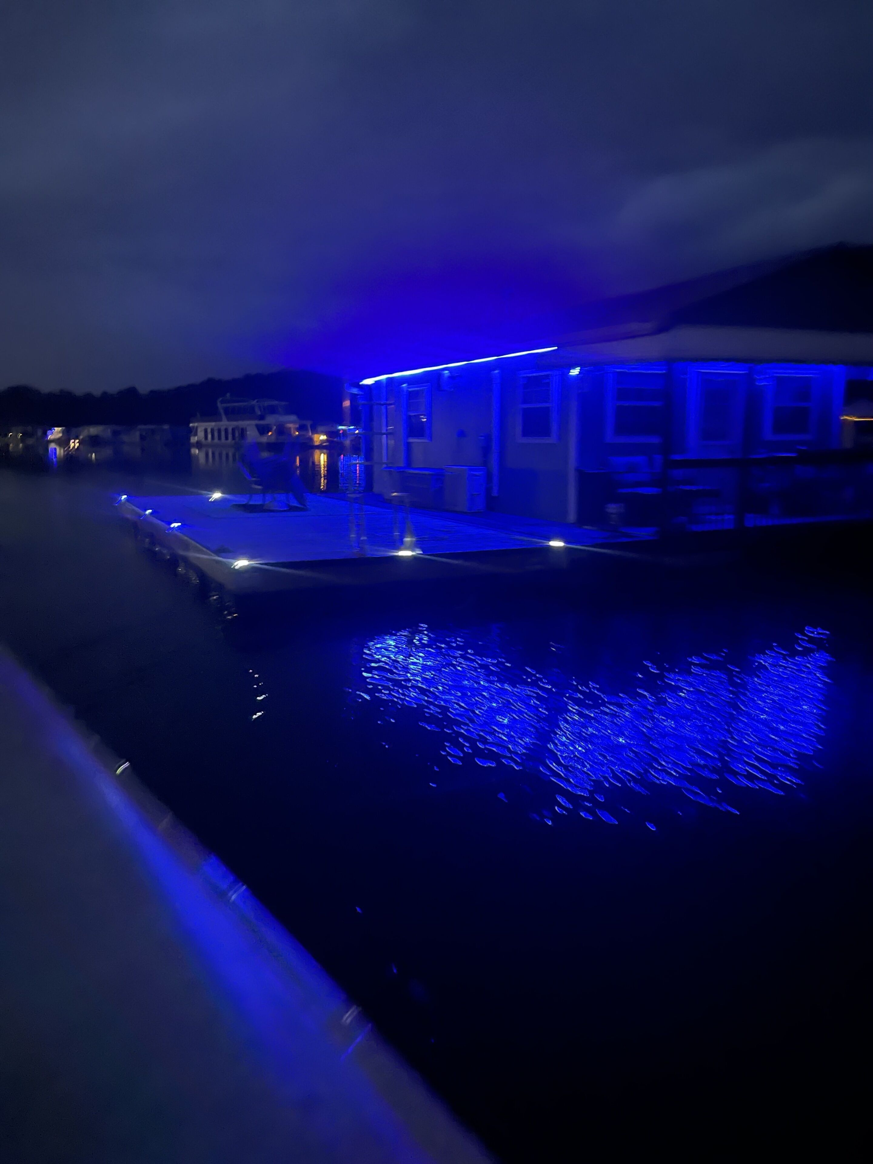 Ein Boot an einem Steg, beleuchtet mit blauem Licht.