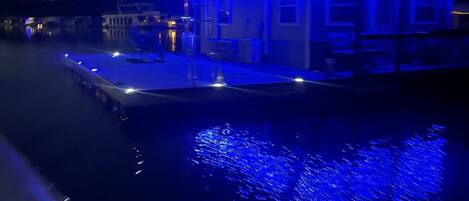 Ein Boot an einem Steg, beleuchtet mit blauem Licht.