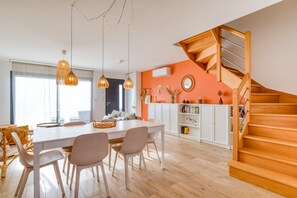 Interior - Villa ‘Mézoise’ with Private Terrace, Wi-Fi, and Air Conditioning (Mèze)